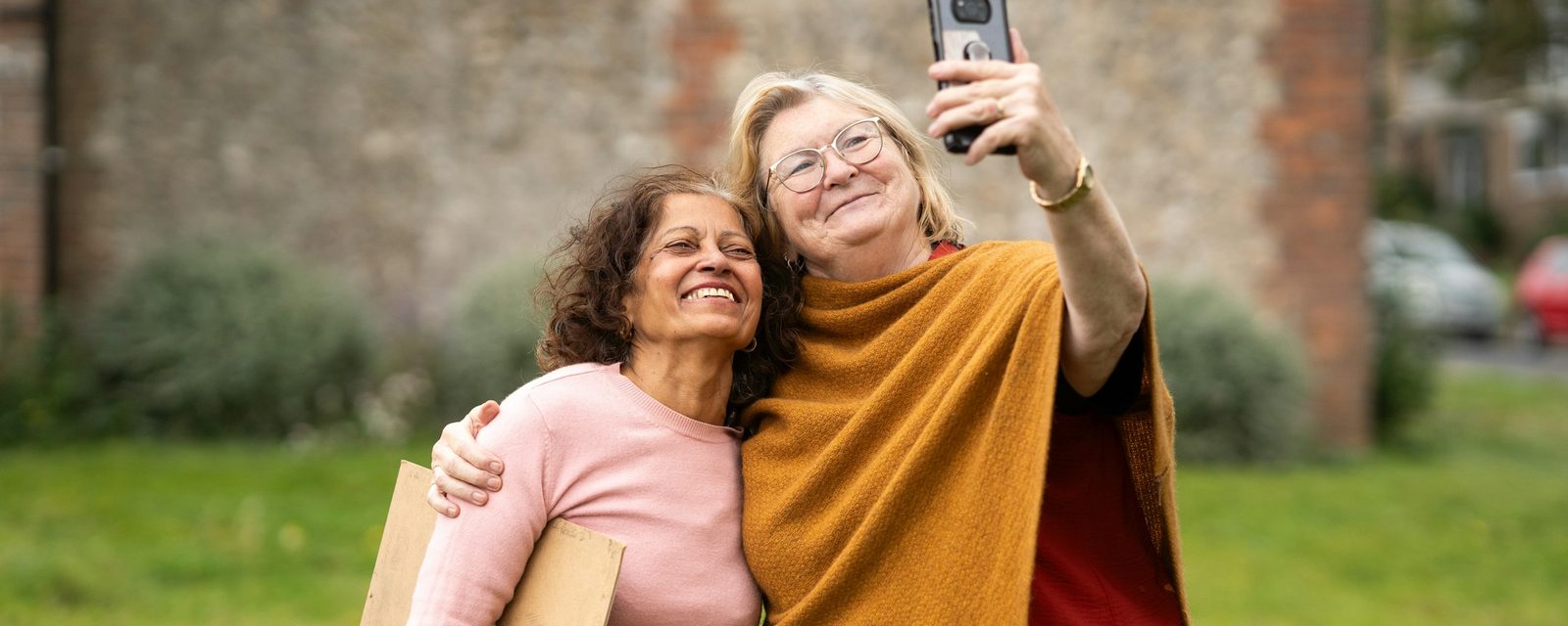 Dos amigas mayores se toman una foto juntas al aire libre